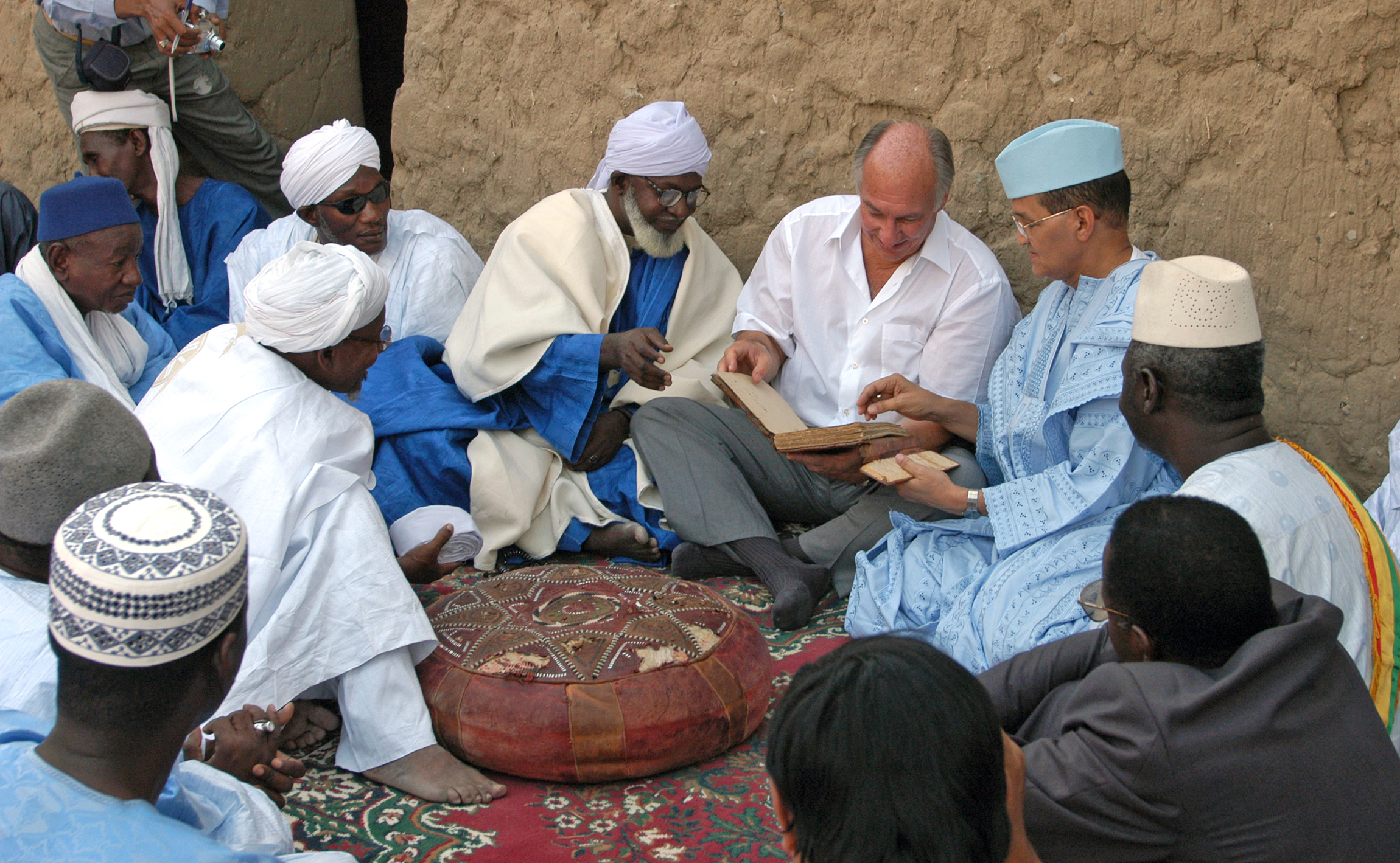 The Aga Khan surrounded by the Prime Minister of Mali and the Imam of the Djingareyber Mosque of Timbuktu (Mali) in 2003. The conservation work of this 14th century UNESCO World Heritage monument was financed by the Aga Khan Trust for Culture.