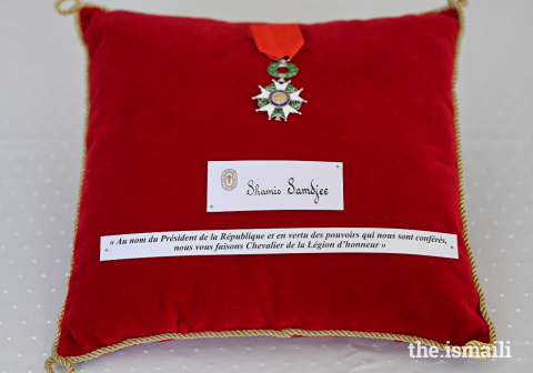 Les insignes de Chevalier de l’ordre national de la Légion d’honneur remis à Président Shamir Samdjee.