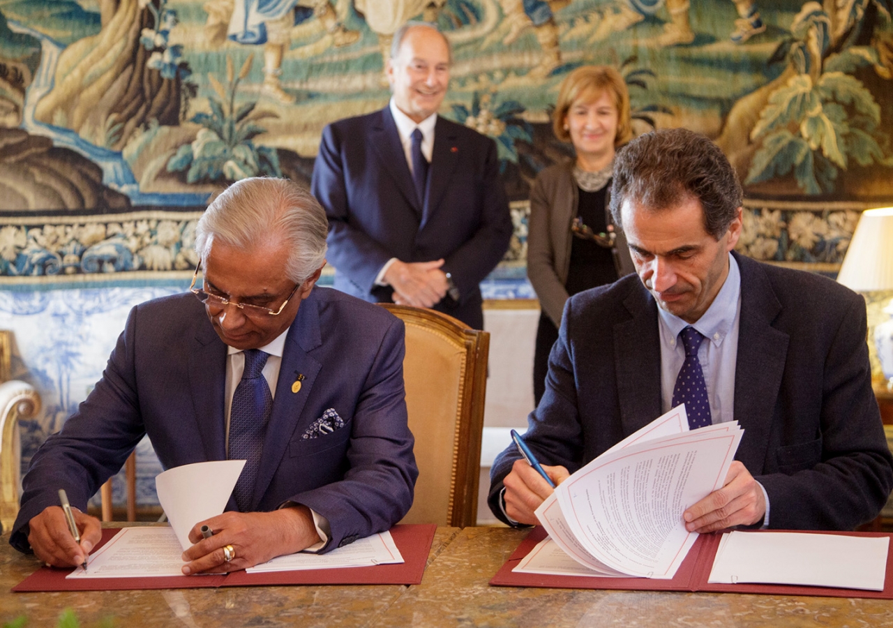 Ismaili Imamat Representative Nazim Ahmad and Portuguese Minister Professor Manuel Heitorsign an agreement that will strengthen research capacity and improve quality of life in Portugal and in Portuguese-speaking countries. AKDN / Luis Filipe Catarino