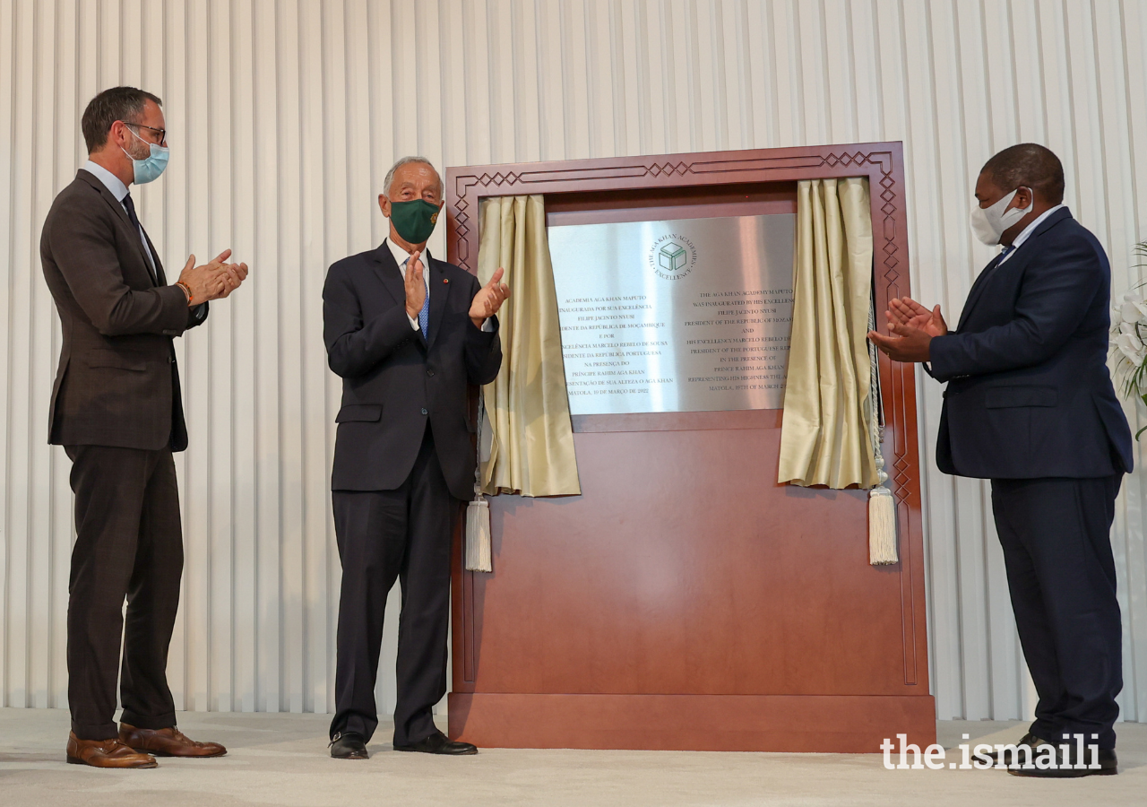 Mozambique’s President Filipe Nyusi and Portugal’s President Marcelo Rebelo de Sousa unveil the inaugural plaque of the Aga Khan Academy Maputo, as Prince Rahim looks on.