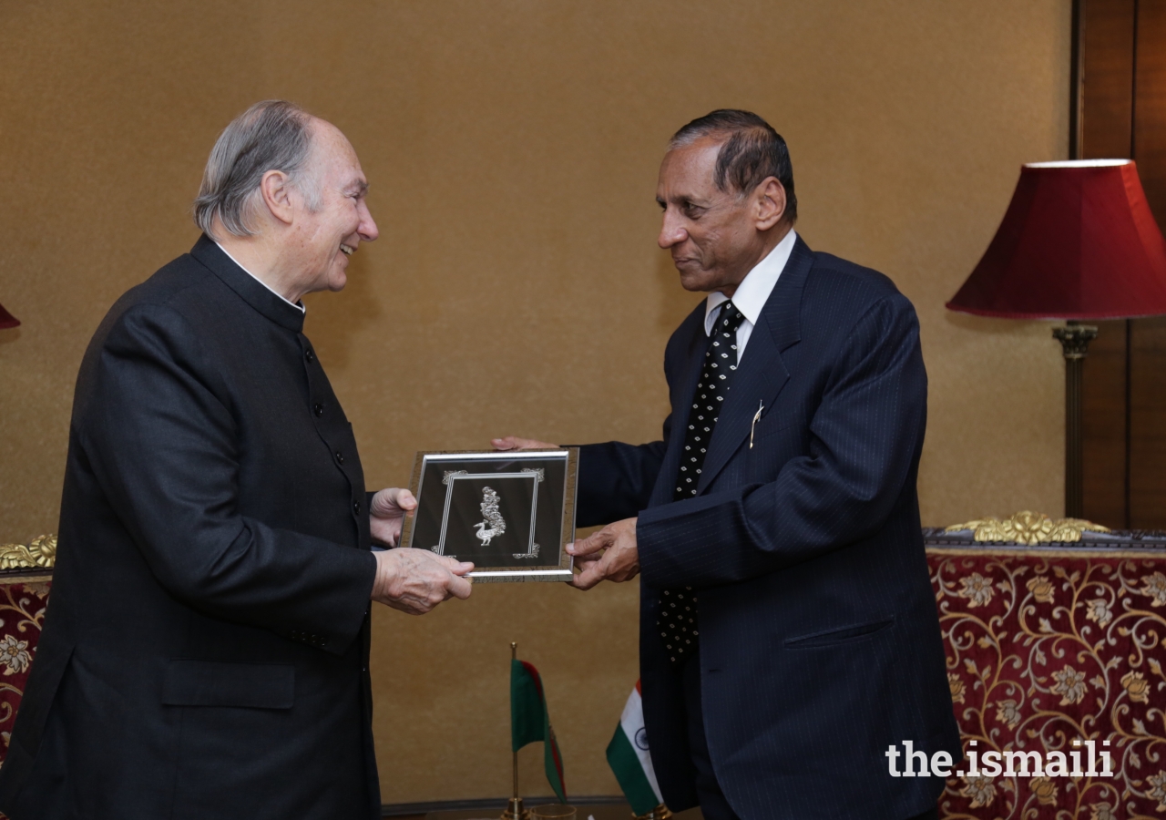 Honourable Governor Shri E.S.L. Narasimhan presents Mawlana Hazar Imam with a gift at the Raj Bhavan on the occasion of his visit to Hyderabad.