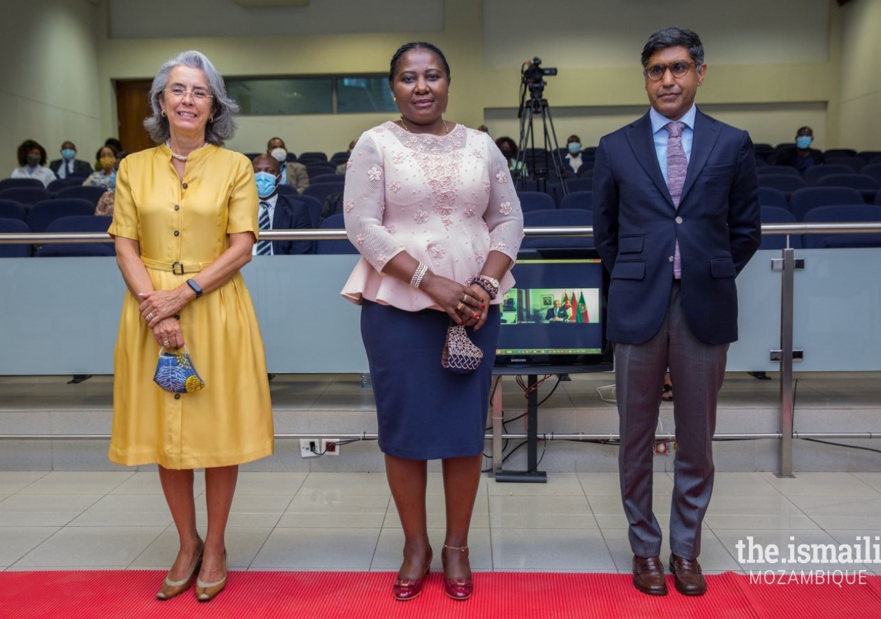 From left to right: Ambassador of Portugal to Mozambique Maria Amélia Paiva, Secretary of State of the Province of Maputo, Vitória Dias Diogo, Adjunct to the AKDN Diplomatic Representative Rui Carimo, with the AKDN Diplomatic Representative to Mozambique Nazim Ahmad on the screen.