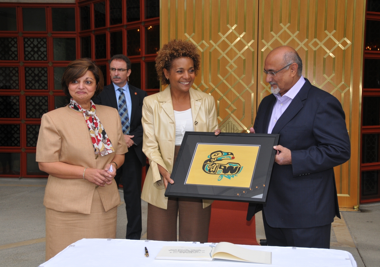 Presidents Mohamed Manji and Samira Alibhai, of the Ismaili Councils for Canada and British Columbia, present a gift — the Bismillah Raven by Sherazad Jamal — to the Governor General. The gift represents a multiplicity of expressions and the c