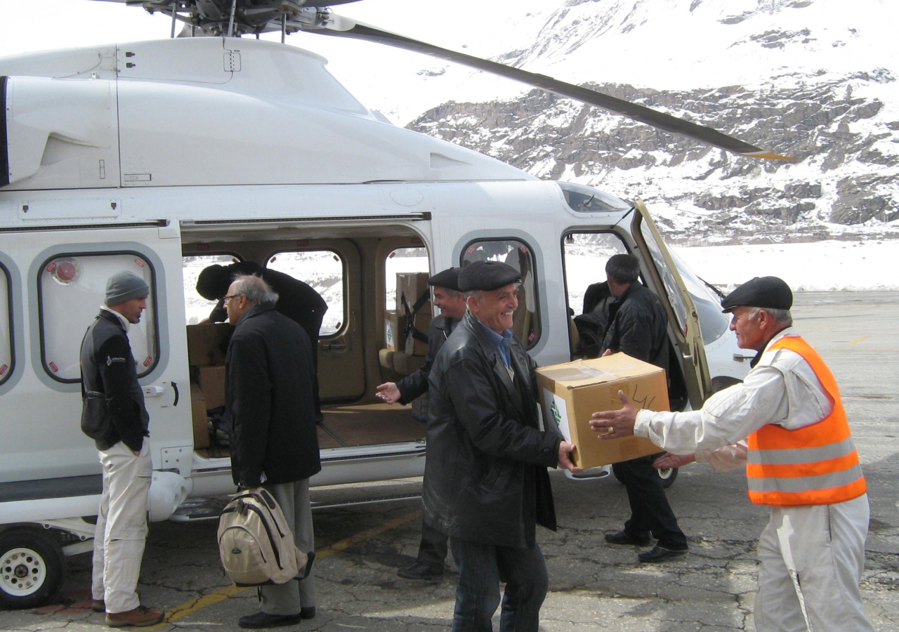Distribution of aid by an AKDN helicopter during the 2012 avalanches in Tajikistan.