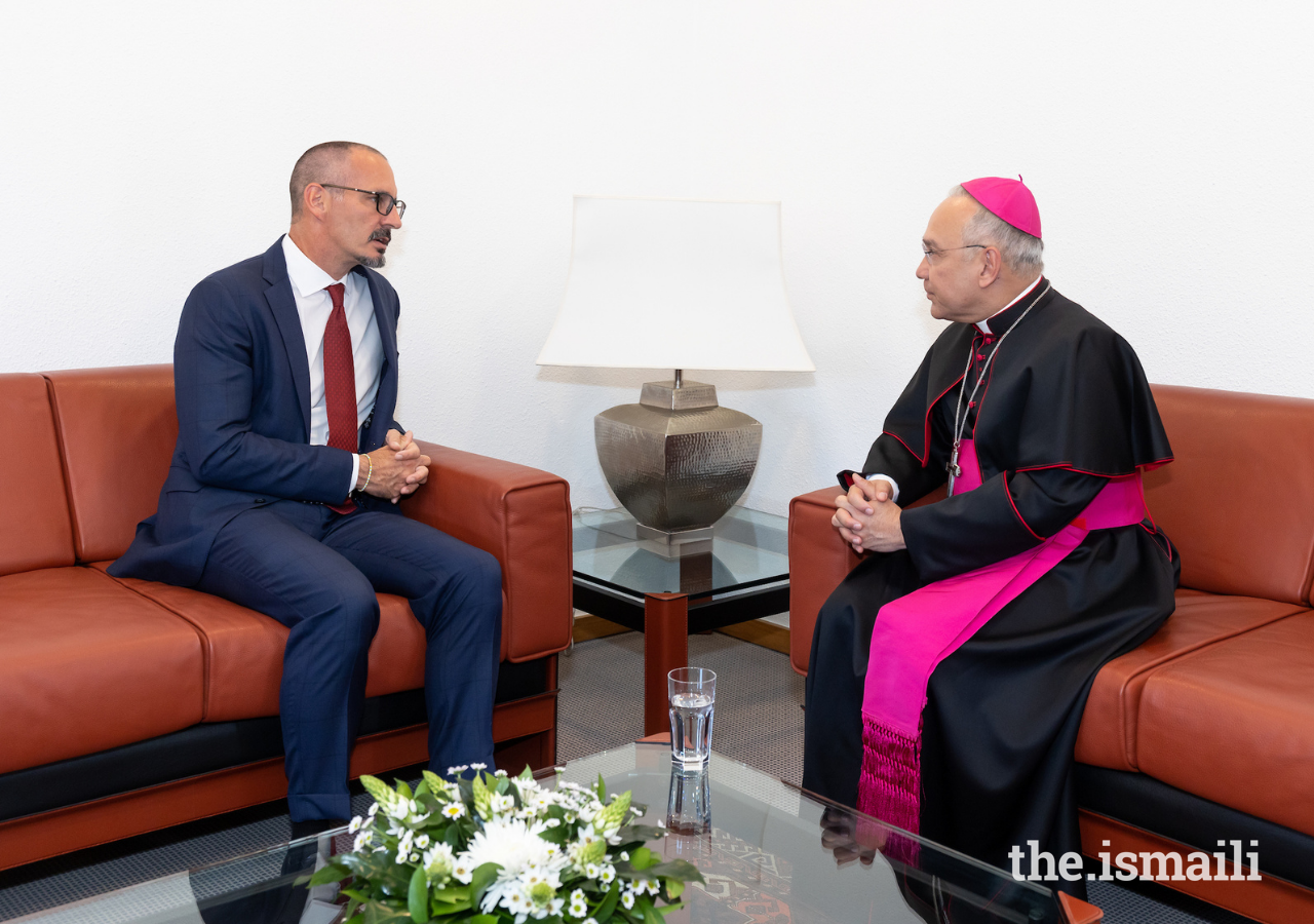 O Príncipe Rahim em conversa com Monsenhor Edgar Peña Parra, o Substituto da Secretaria de Estado no Vaticano.