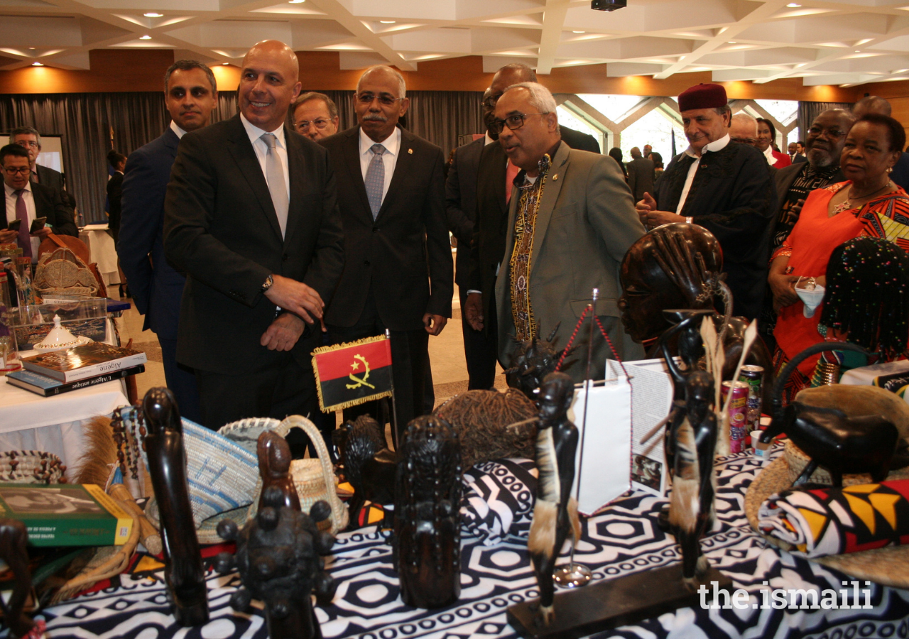 The Secretary of State for Portuguese Communities and Ambassadors of African countries visit the craft fair on Africa Day.