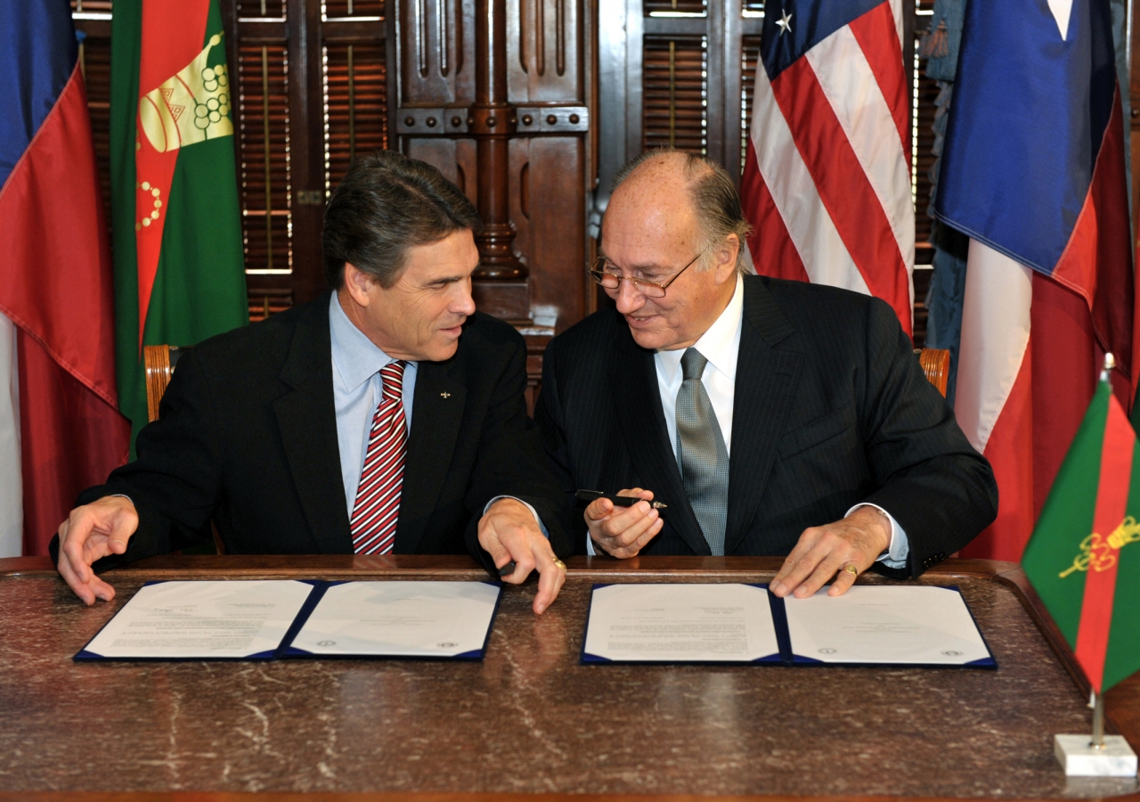 Governor Perry and Mawlana Hazar Imam exchange friendly remarks before signing the Agreement of Cooperation.