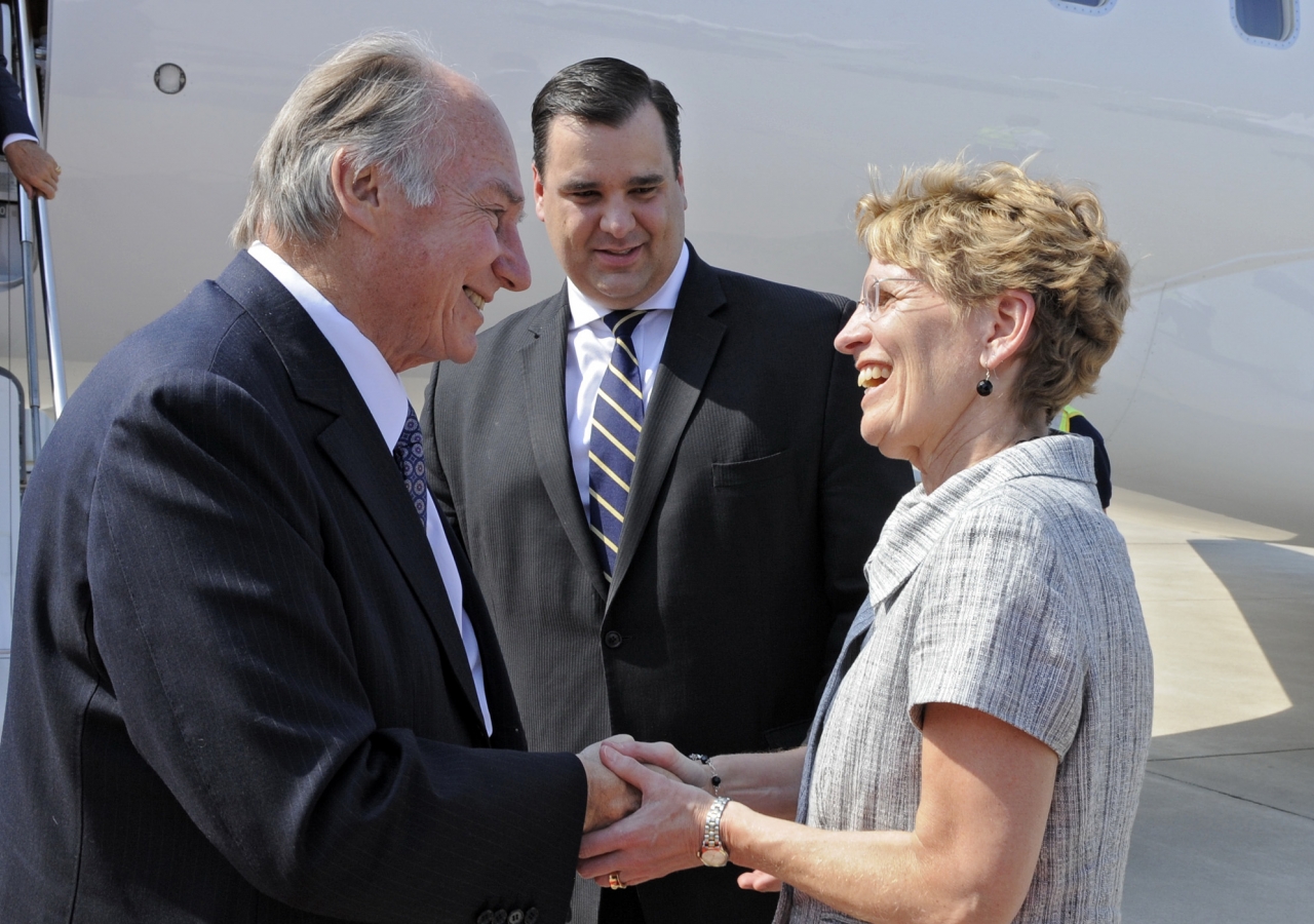 At his arrival in Toronto, Mawlana Hazar Imam is greeted by James Moore, the Federal Minister of Canadian Heritage, and Kathleen Wynne, Ontario’s Minister of Transportation.