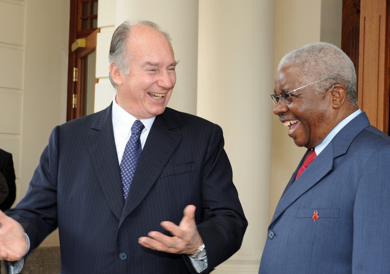 Mawlana Hazar Imam and President Armando Guebuza enjoy a light moment soon after the President’s arrival for the inaugural ceremony of the Polana Serena Hotel in Maputo, Mozambique.