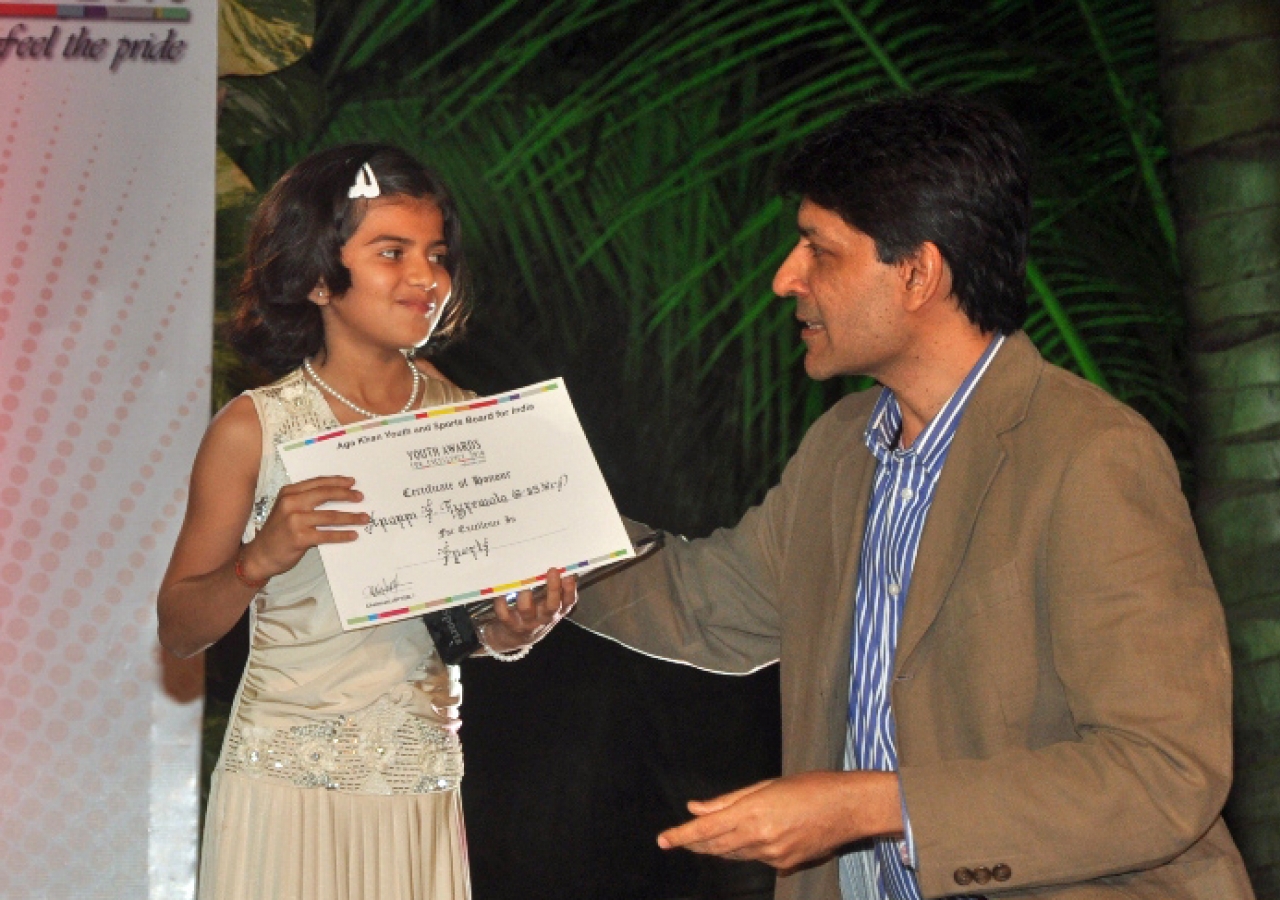 Ten-year-old Anam Tyrewala receives her award from Chief Guest Geet Sethi at the Youth Awards for Excellence, 2010 in India.