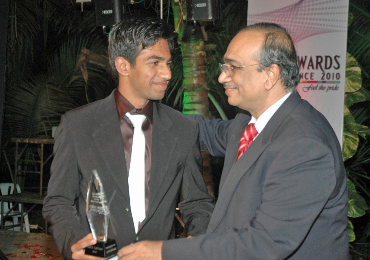 Ismaili Council for India President Gulam Rahimtoola presents an award for excellence to Saif Lakhani of Hyderabad.