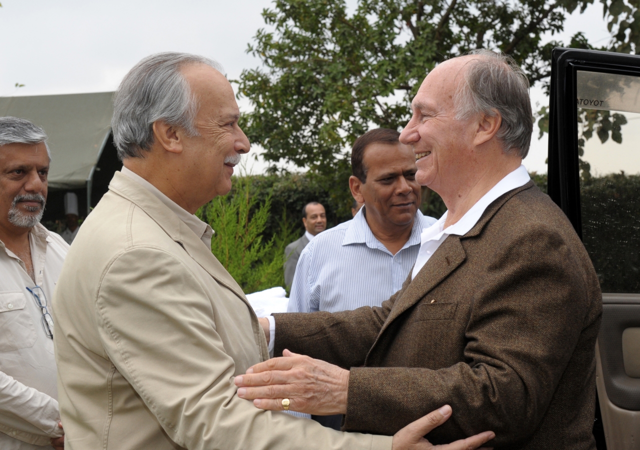 Mawlana Hazar Imam is greeted by Ambassador Saidullah Khan Dehlavi, Chairman of the Aga Khan University Board of Trustees at the
site of the University’s Arusha campus.