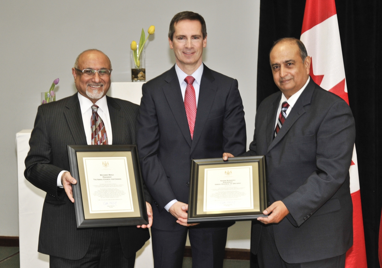 The Ontario Premier and the Ismaili Council Presidents pose with the certificates presented on behalf of the province in appreciation of the Jamat’s contributions.