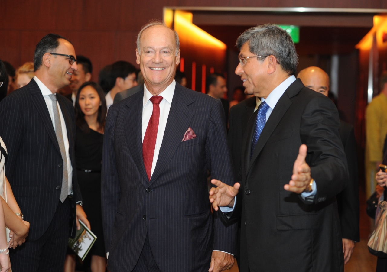 Dr Yaacob Ibrahim, Singapore’s Minster for Information, Communications and the Arts, and Prince Amyn arrive at the inauguration ceremony for “Treasures of the Aga Khan Museum”.