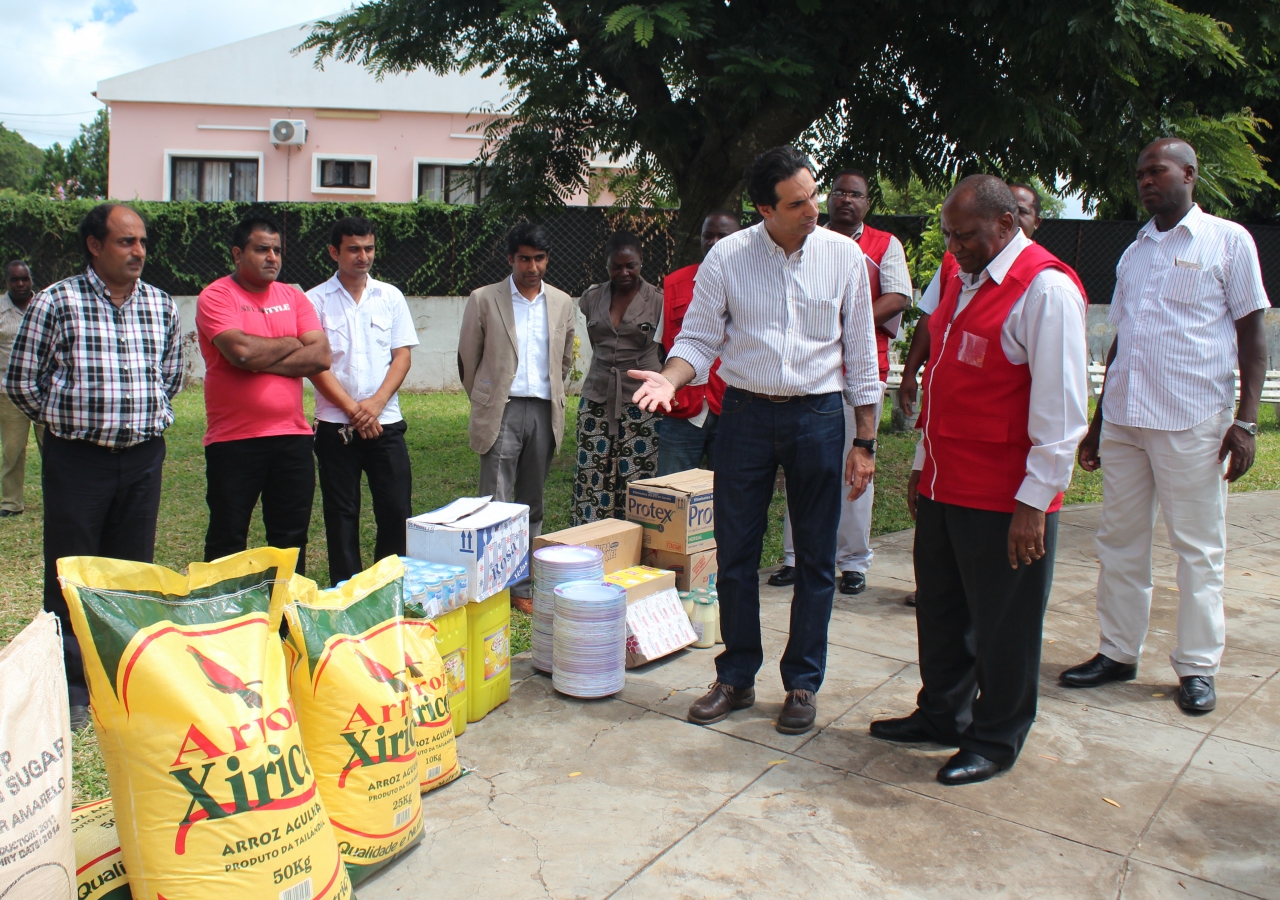 Governor of Gaza Province, Raimundo Diomba, receives a donation of food and cooking utensils for flood victims in Chibuto District, delivered by representatives of the AKDN and the Ismaili community.