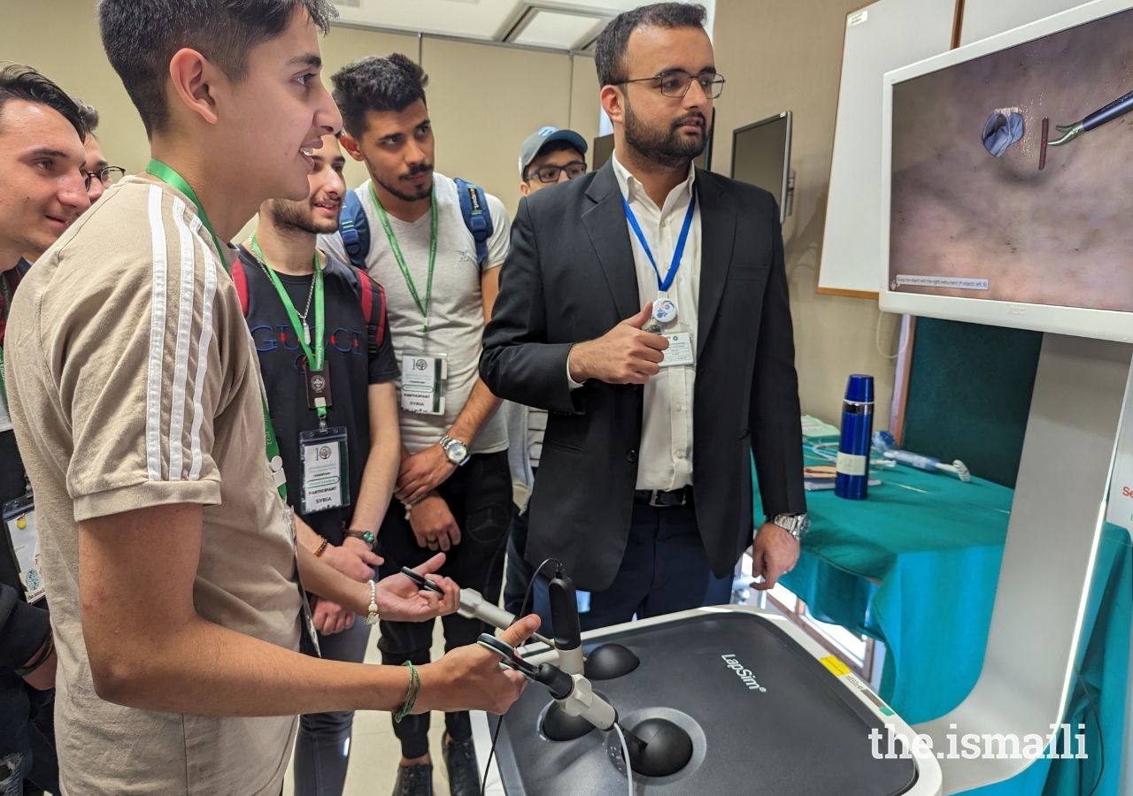 Global Encounters Camp articipant Danial Sayani (United Kingdom) experiencing state of the art medical technology during a Deep Dive with the Centre for Innovation in Medical Education (CIME) at AKU Karachi.  
