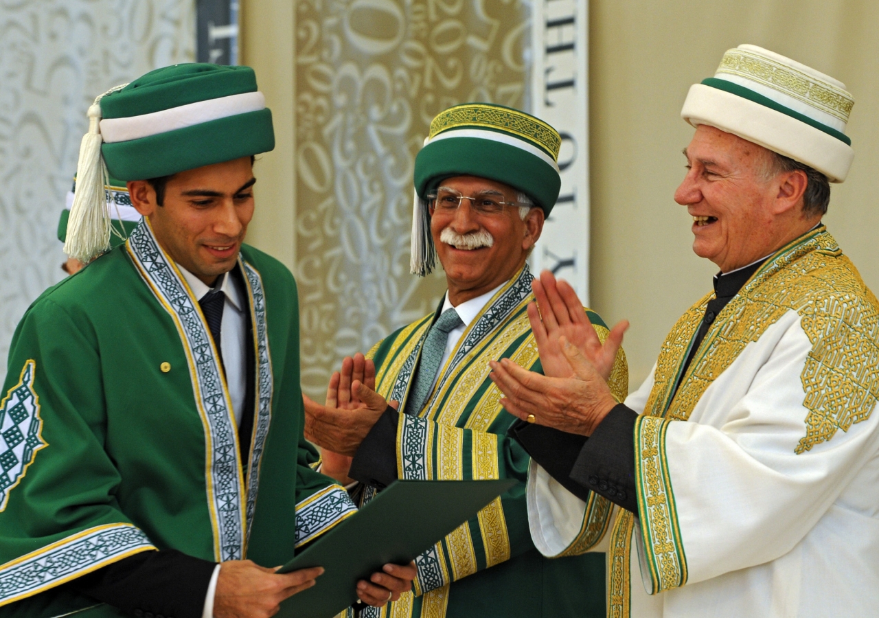 An Aga Khan University graduand receives his degree from Mawlana Hazar Imam, the University Chancellor, and Firoz Rasul, President of AKU.