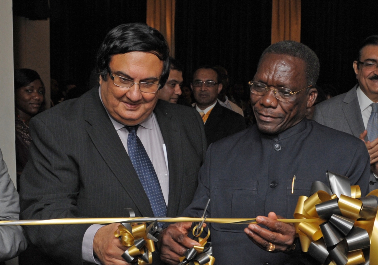 The Prime Minister of Tanzania and the President of the Ismaili Council for Tanzania cut a ribbon to inaugurate RAYS OF LIGHT in Dar es Salaam.