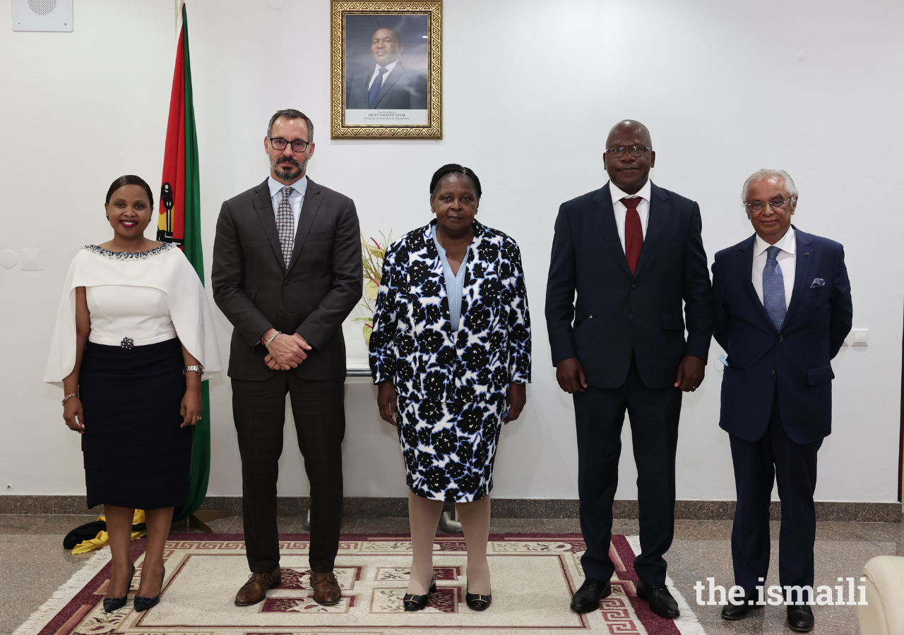 Prince Rahim and Esperança Laurinda, President of the Assembly of the Republic, join a group photograph at the Parliament building in Maputo.