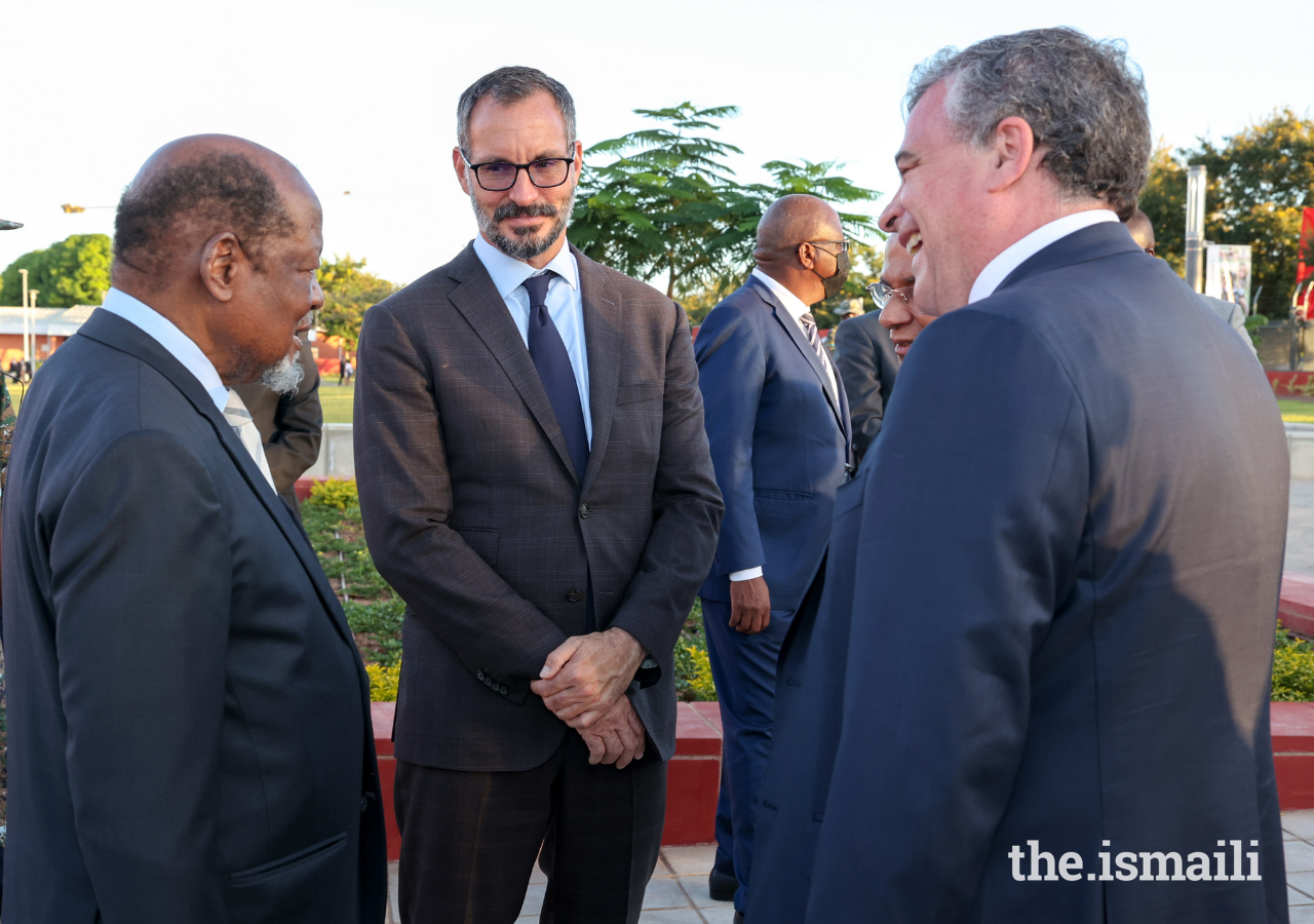 Former President of Mozambique Joaquim Chissano is welcomed to the inauguration ceremony of the Aga Khan Academy by Prince Rahim.