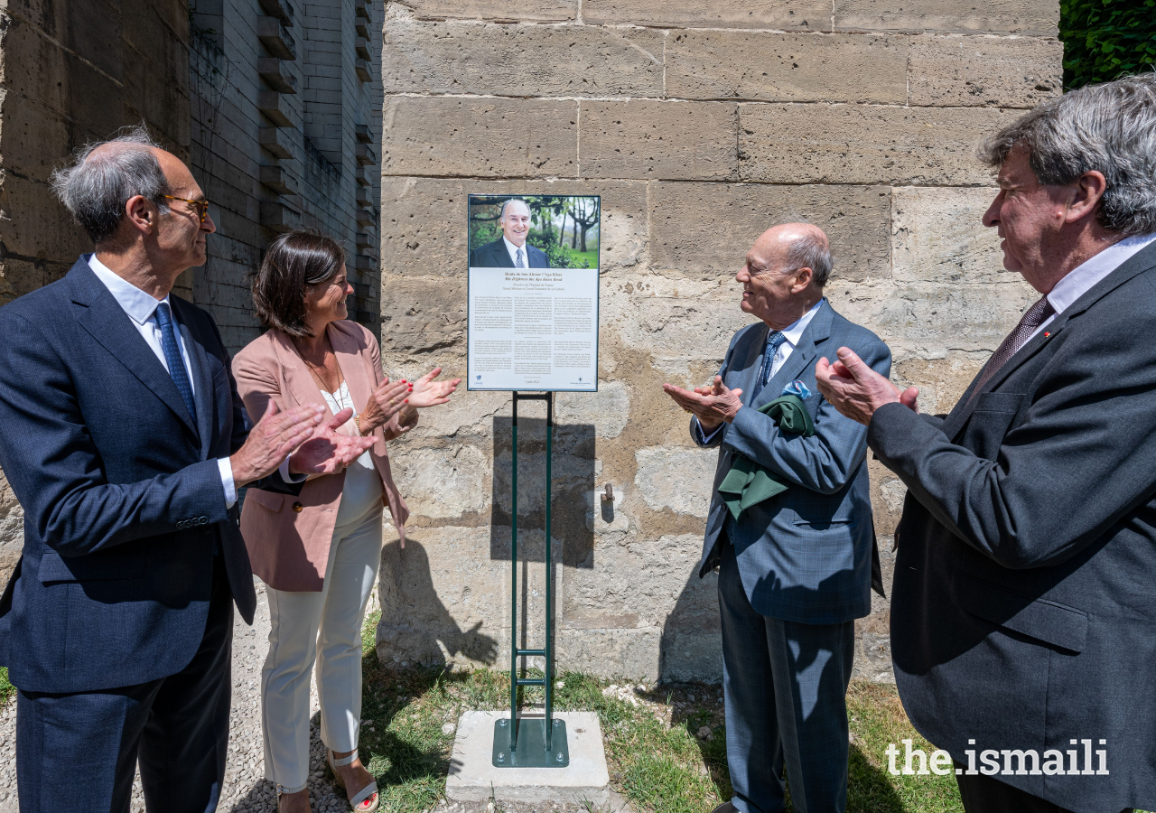 Prince Amyn, Isabelle Wojtowiez, Mayor of Chantilly; Xavier Darcos, Chancelier of the Institute de France; and Eric Woerth, Member of the National Assembly of France, applaud after unveiling a plaque to honour Mawlana Hazar Imam, close to the new street sign.