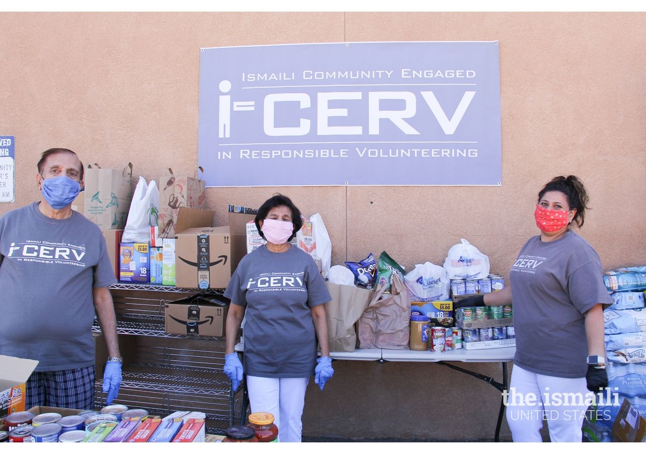 I-CERV volunteers of Albuquerque receiving food during the drive-through food drive.