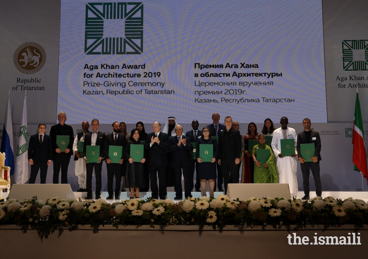Mawlana Hazar Imam and Mintimer Shaimiev, State Councellor of Tatarstan, pose for a group photograph with winners of the 14th cycle of the Aga Khan Award for Architecture.