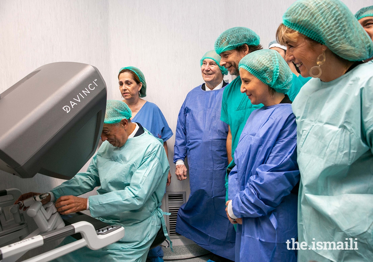 Portuguese President His Excellency Marcelo Rebelo de Sousa tests out the new robotic surgery equipment as Mawlana Hazar Imam; Dr Luis Campos Pinheiro, Director of Urology at Curry Cabral Hospital; Minister of Health Marta Temido; and President of the Central Hospitals of Lisbon, Madame Rosa Valente Matos look on;