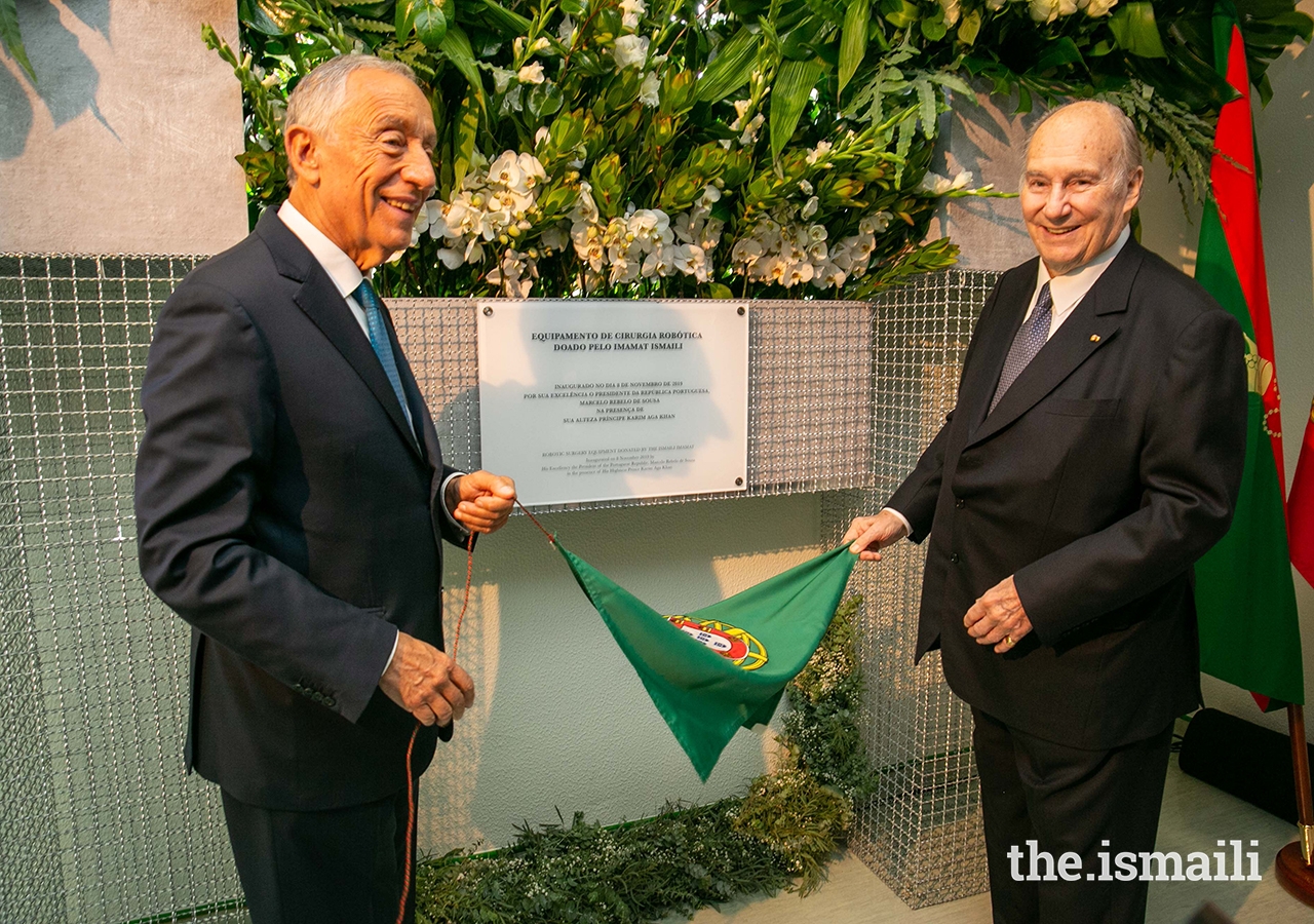 President of Portugal, His Excellency Marcelo Rebelo de Sousa and Mawlana Hazar Imam unveil a plaque to commemorate the gifting, by the Ismaili Imamat, of robotic surgical equipment at the Curry Cabral Hospital in Lisbon.