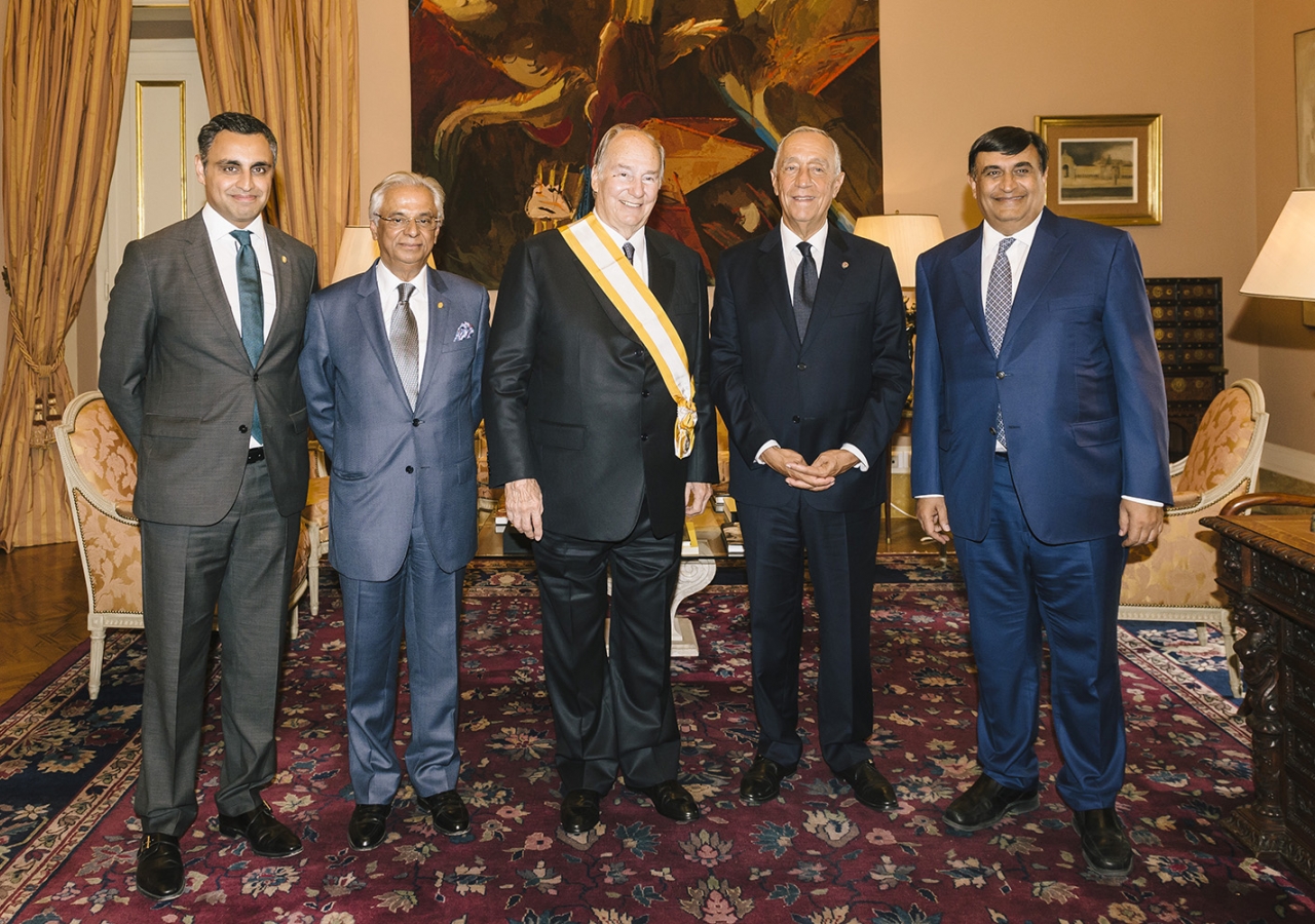 Mawlana Hazar Imam and Portuguese President Marcelo Rebelo de Sousa, together with senior leaders of the Ismaili Imamat and the President of the Ismaili Council for Portugal. AKDN / Antonio Pedrosa