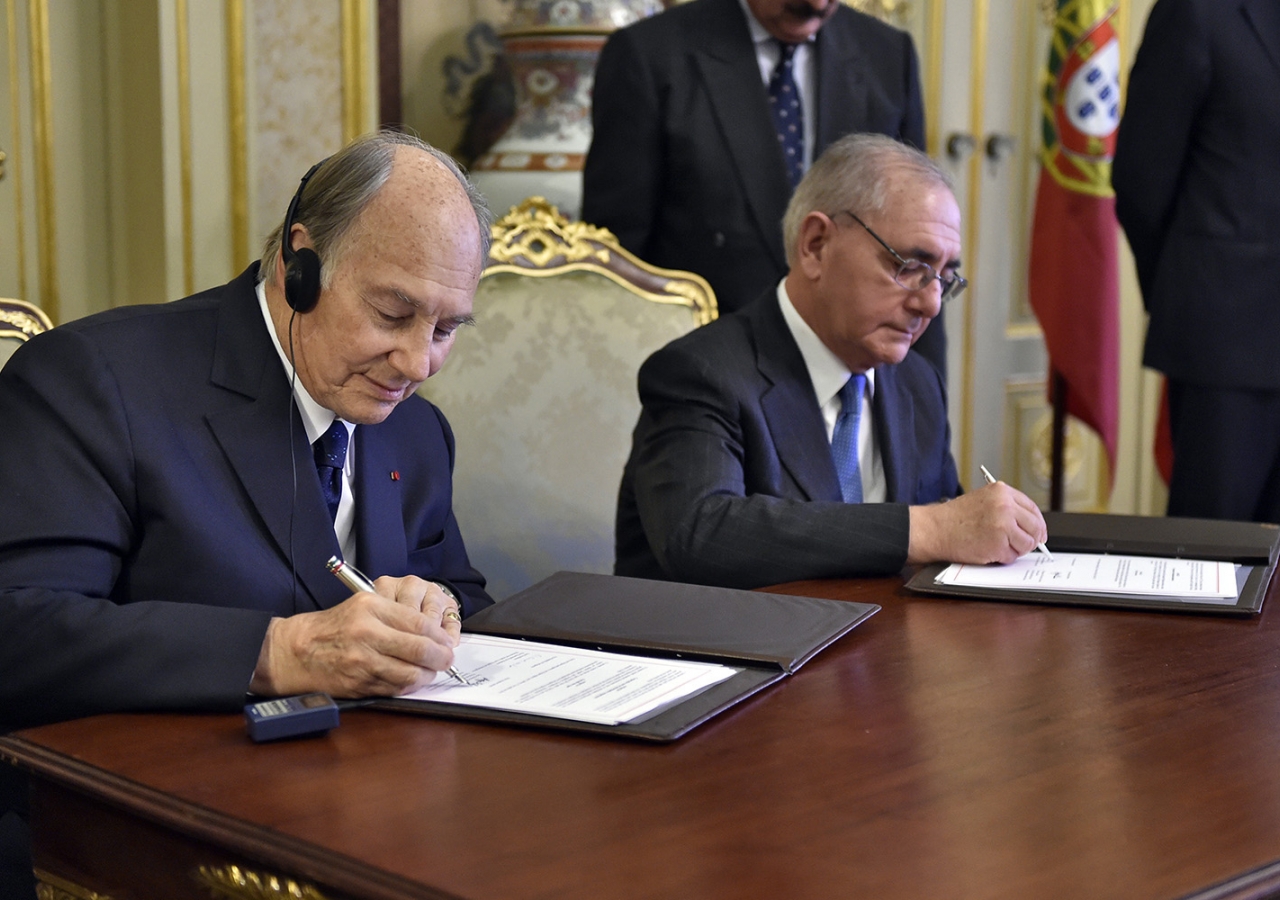 Mawlana Hazar Imam and Portugal’s Minister of State and Foreign Affairs Rui Machete sign a landmark agreement establishing a formal Seat of the Ismaili Imamat in Portugal. TheIsmaili / Gary Otte