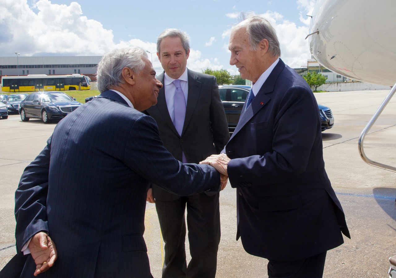 AKDN Resident Representative for Portugal Nazim Ahmad greets Mawlana Hazar Imam upon his arrival in Lisbon. AKDN / Luis Filipe Catarino