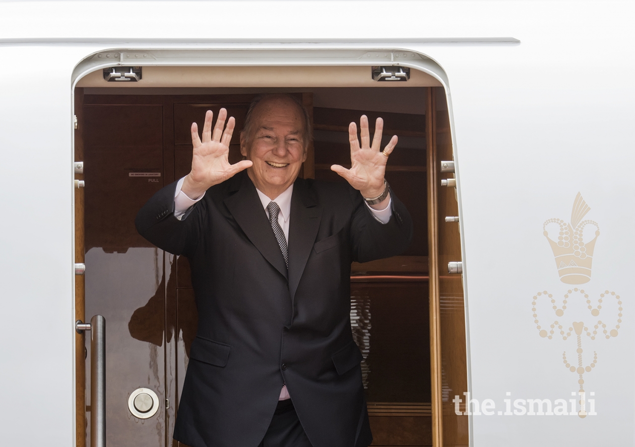 Mawlana Hazar Imam waves goodbye shortly before departing Kenya, completing his Diamond Jubilee visit.