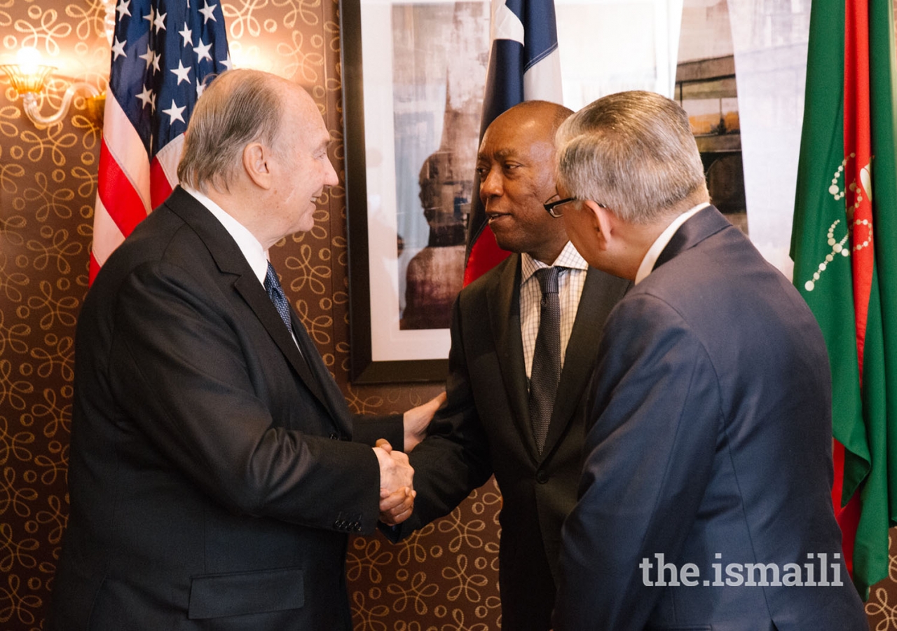 Mawlana Hazar Imam meets with Mayor of Houston Sylvester Turner at the luncheon hosted in honor of the Diamond Jubilee, as Dr. Barkat Fazal, President of the Council for the United States, looks on.
