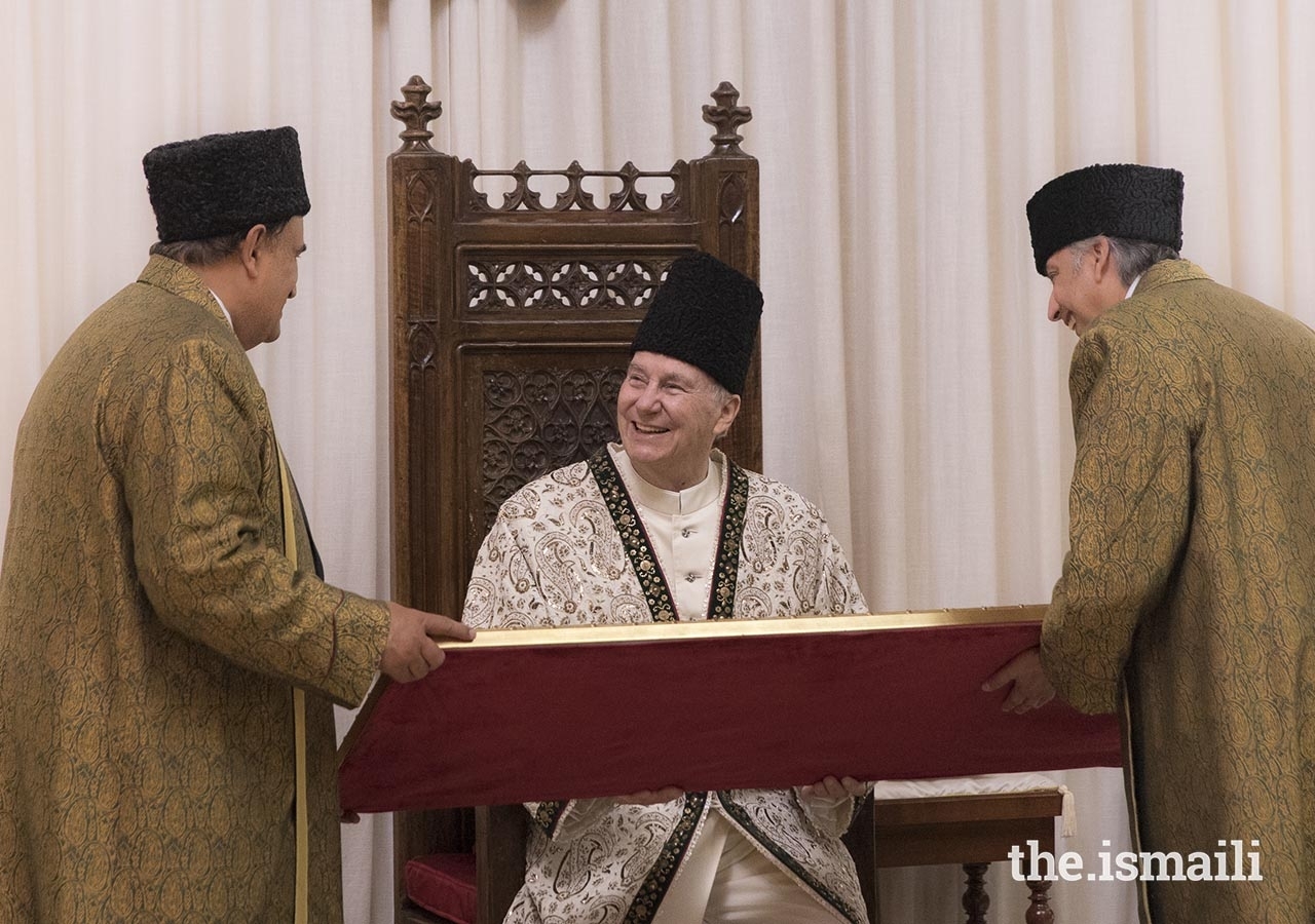 Por ocasião da designação da Sede do Imamat Ismaili, foi oferecido um presente em nome do Jamat Global a Mawlana Hazar Mawlana