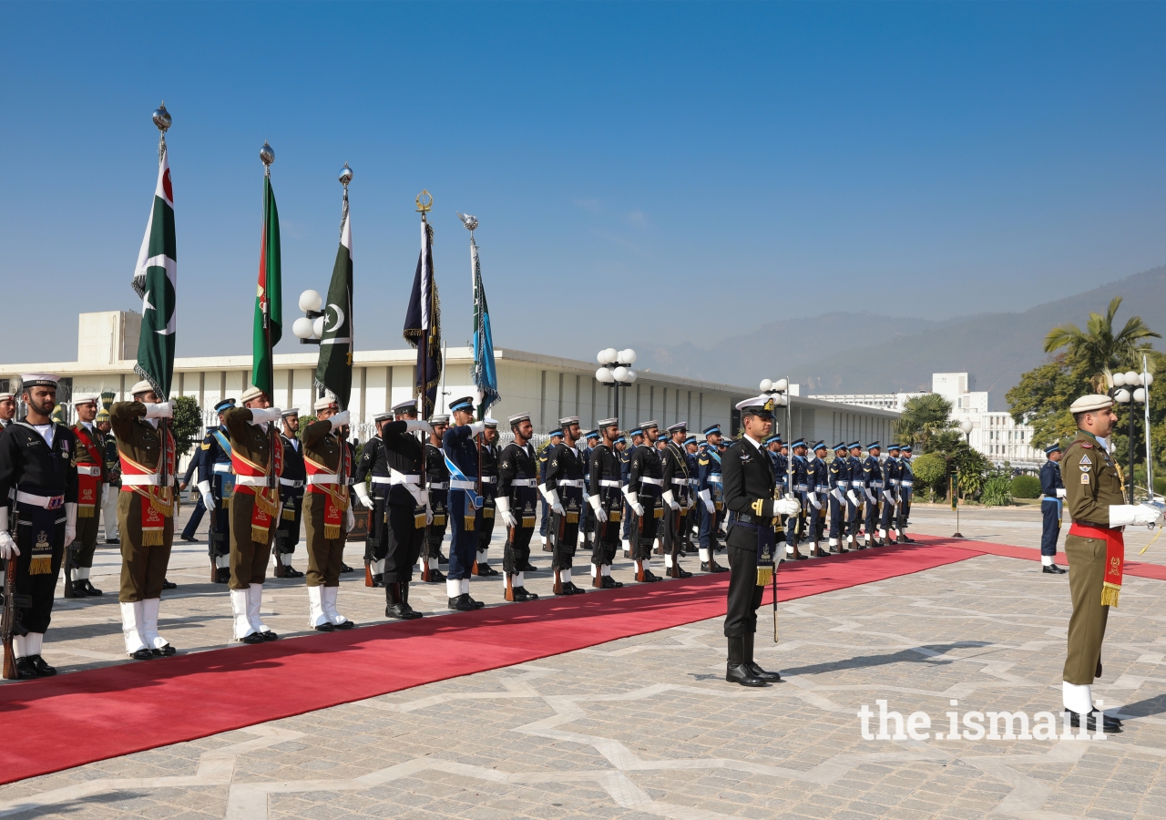 A guard of honour prepares to receive Mawlana Hazar Imam at the Aiwan-e-Sadr, the official residence of President Mamnoon Hussain