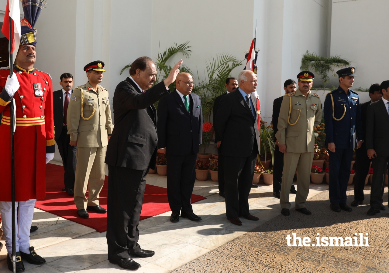 President Mamnoon Hussain bids farewell to Mawlana Hazar Imam upon his departure