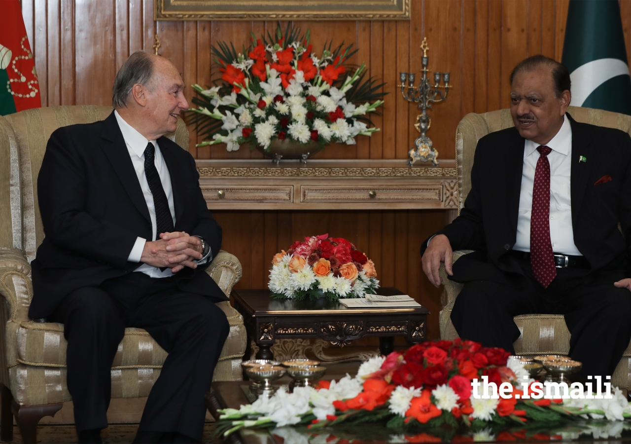 Mawlana Hazar Imam and President Mamnoon Hussain discussing matters of mutual interest at the Aiwan-e-Sadr