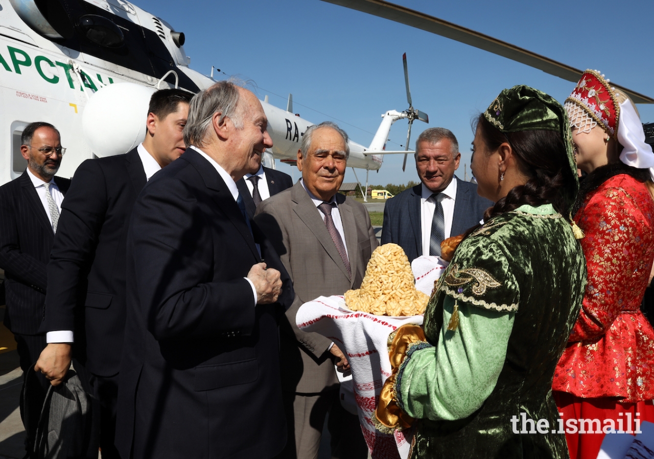 Upon his arrival into Bolgar, Mawlana Hazar Imam is presented with an offering of traditional dishes from Russia and Tatarstan.