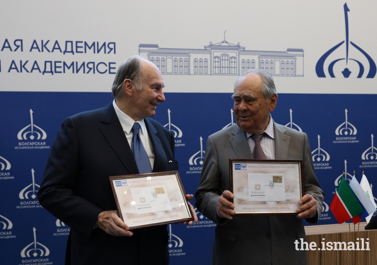 Mawlana Hazar Imam and Mintimer Shaimiev, State Counsellor of Tatarstan, exchange framed copies of the newly issued postage stamp in commemoration of the Aga Khan Award for Architecture.
