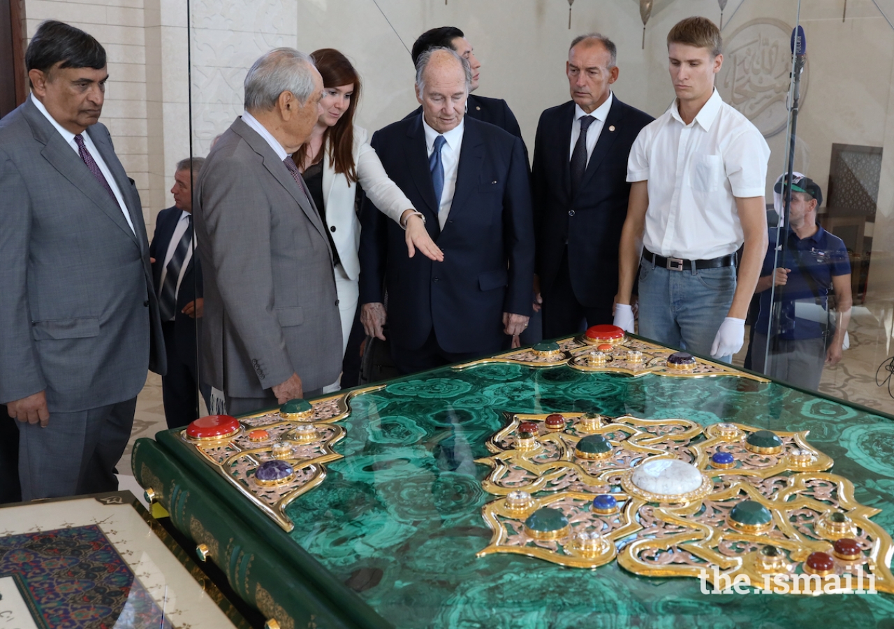 Mawlana Hazar Imam observes the cover of one of the world's largest copies of the Qur’an in Bolgar, Tatarstan.