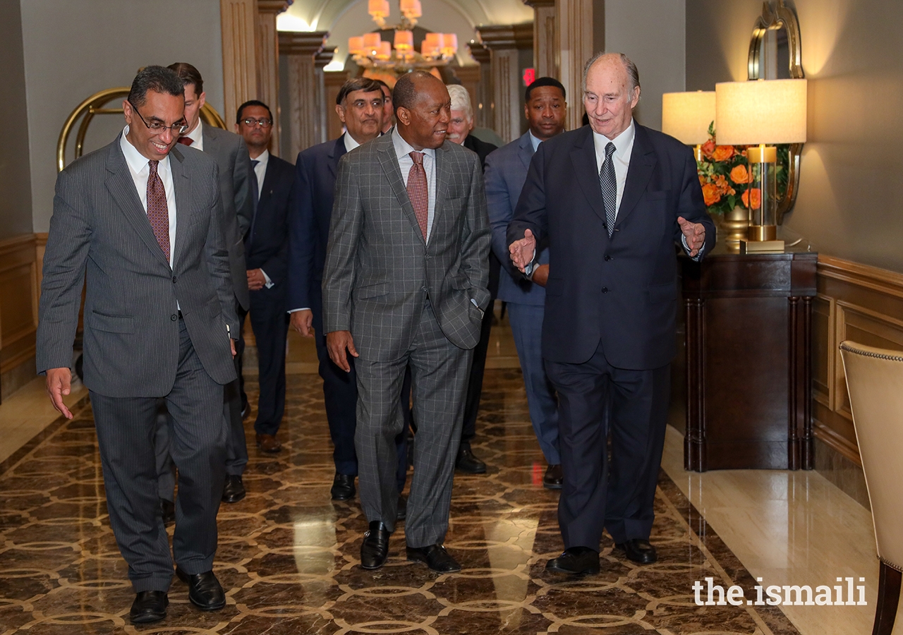 Mawlana Hazar Imam with Houston Mayor the Honorable Sylvester Turner (centre) and President of the Ismaili Council for the United States Al-Karim Alidina (left). 