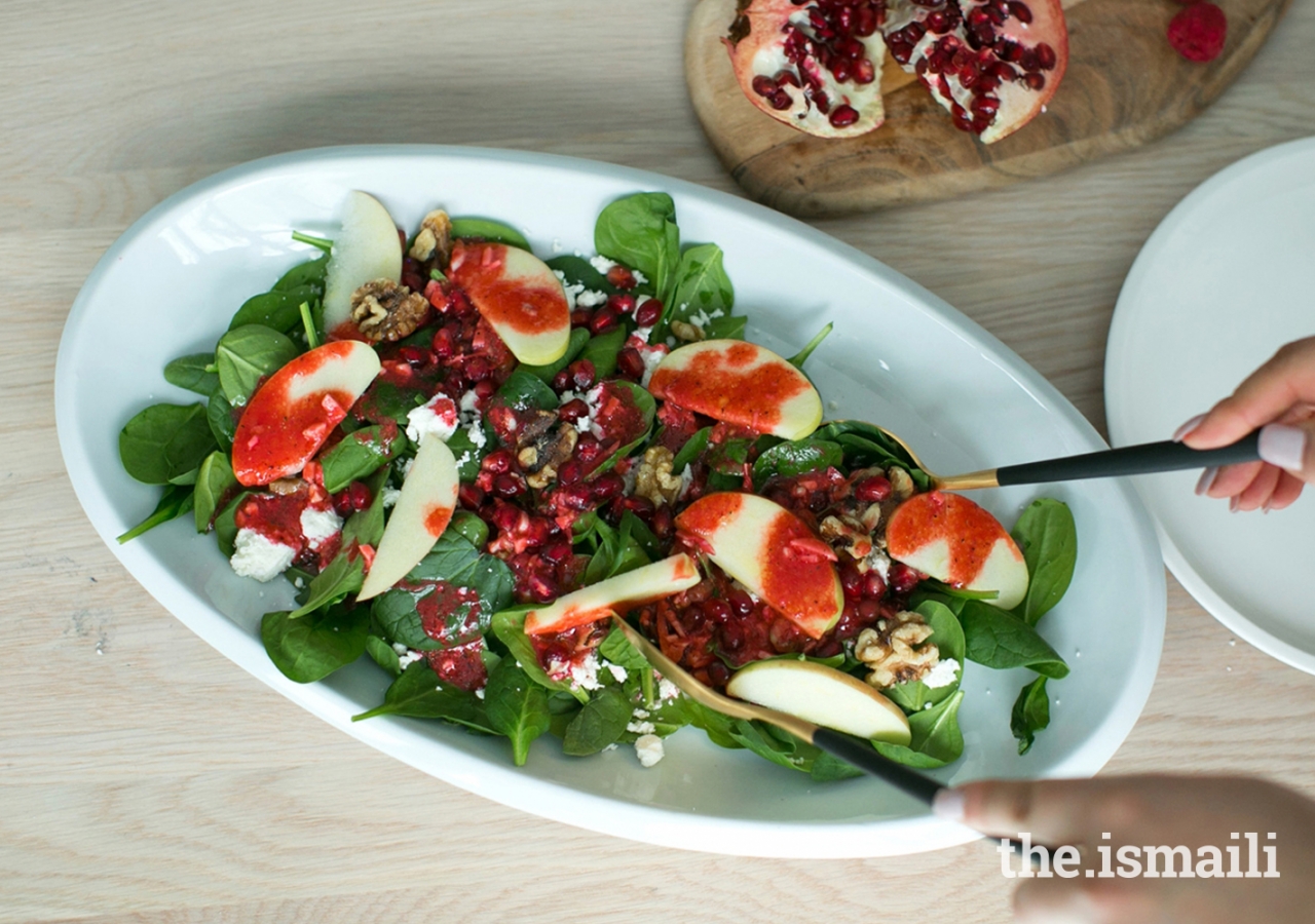 Spinach and Pomegranate Salad with Toasted Walnuts