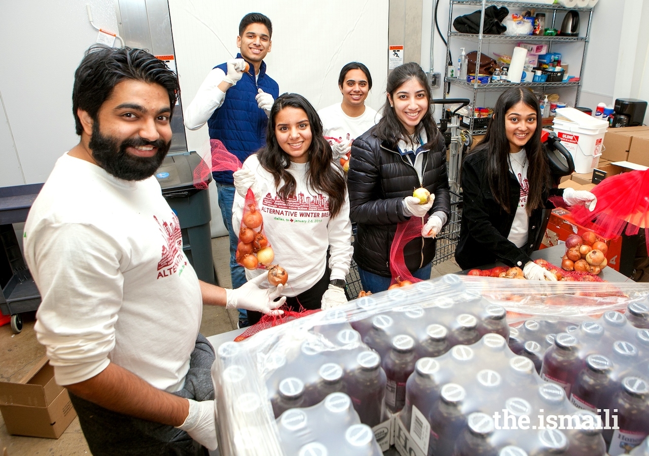 Alternative Spring Break students at Dallas' Jan Pruitt Community Pantry, helped to stock food, shop with local families, and assist the pantry's operations.