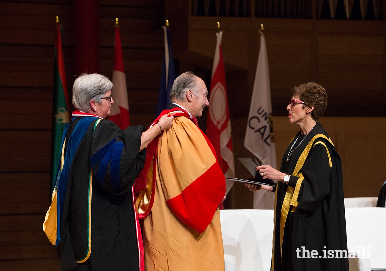 University of Calgary Chancellor Deborah Yedlin presents Mawlana Hazar Imam with the University’s highest academic degree, a Doctor of Laws, honoris causa, in recognition of his exceptional contributions to humanity. 