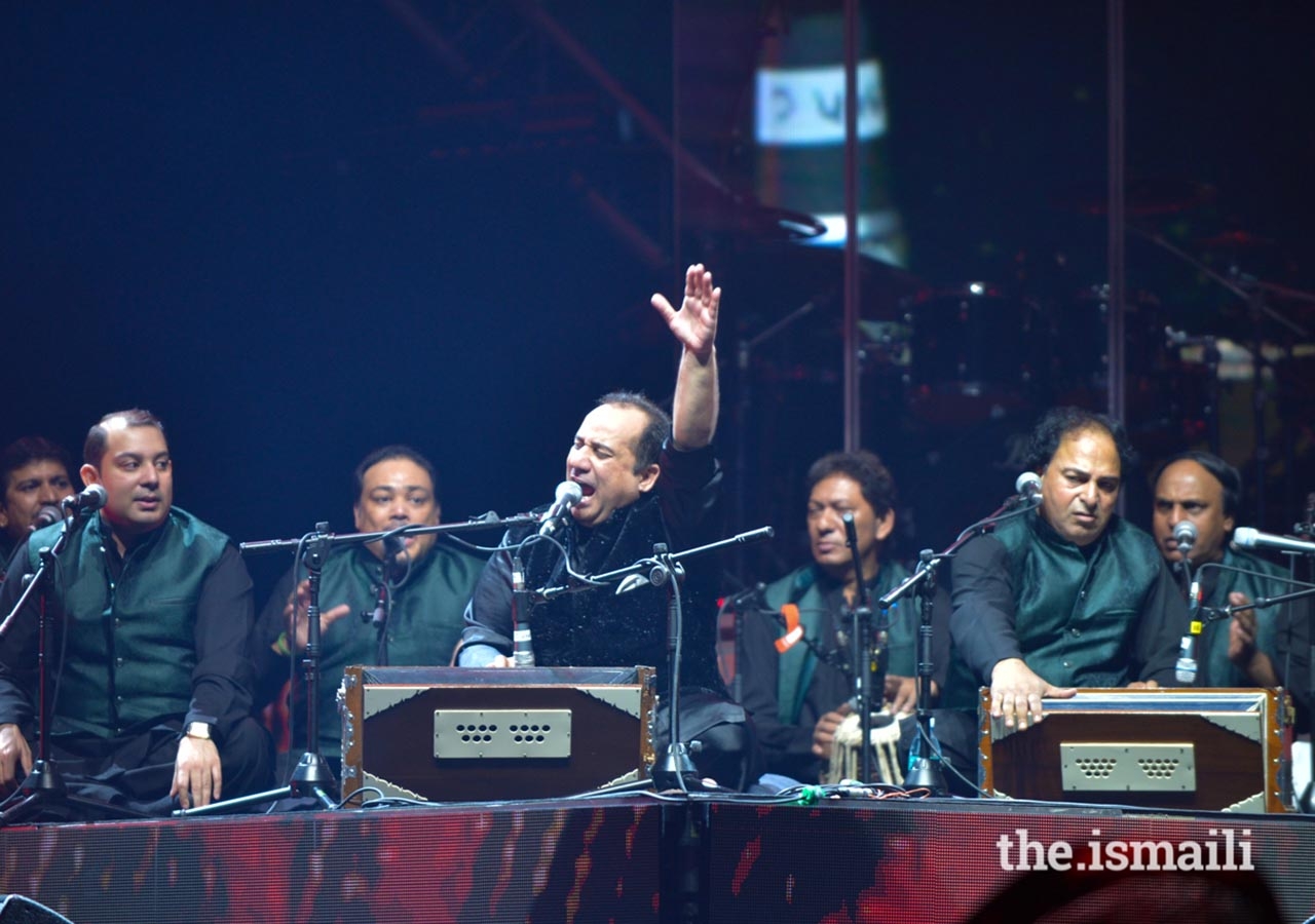 Ustad Rahat Fateh Ali Khan opened the show, wowing the audience with qawwalis. After finishing the set, the qawwali group received a standing ovation.
