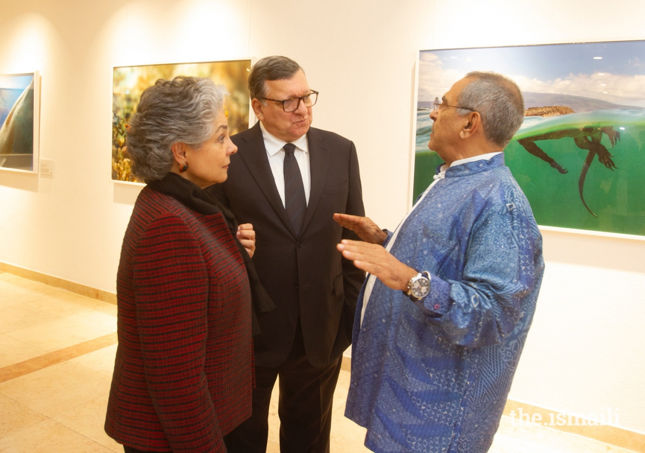 José Ramos-Horta, former President of Timor-Leste (right) in conversation with Maria Elena Agüero, Secretary General of the WLA-Club de Madrid, and José Manuel Barroso, former Prime Minister of Portugal and President of the European Commission.