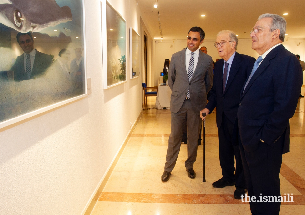 Jorge Sampaio, former President of Portugal (centre) and Ambassador Vasco Valente (right) are guided around Prince Hussain’s photographic exhibition “The Living Sea” by Rahim Firozali, President of the Ismaili Council for Portugal (left). 