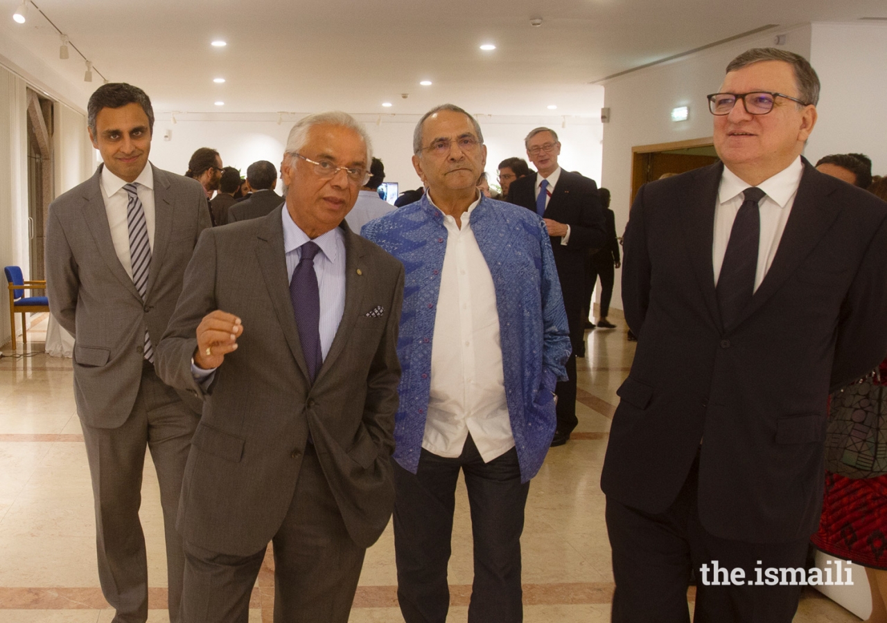 (L to R) Rahim Firozali; Nazim Ahmad; José Ramos-Horta, former President of Timor-Leste; José Manuel Barroso, former Prime Minister of Portugal and President of the European Commission, tour Prince Hussain’s photographic exhibition entitled “The Living Sea.”