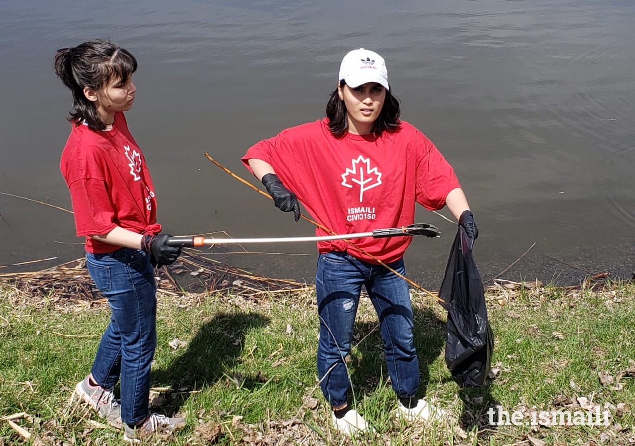 Ismaili students gathered at Canal Lachine in Montreal to remove garbage from the park and sort recycled materials.